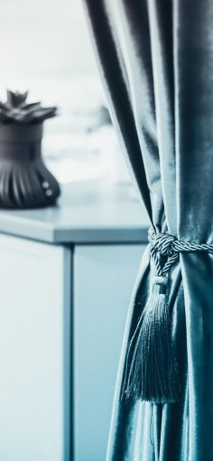 房贷计算 App 试算首页界面，顶部为贷款金额与年利率输入框，下方实时显示月供与总利息结果，浅色背景配橄榄绿强调色